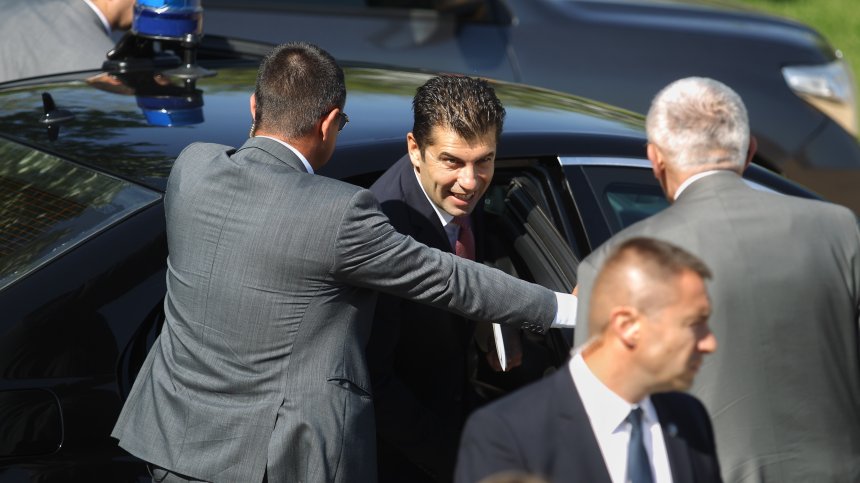 Свалиха охраната на Кирил Петков, нямало опасност за живота му