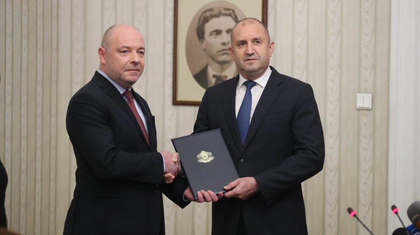 Проф. Габровски е кандидатът на ГЕРБ за премиер, Радев му връчи мандата