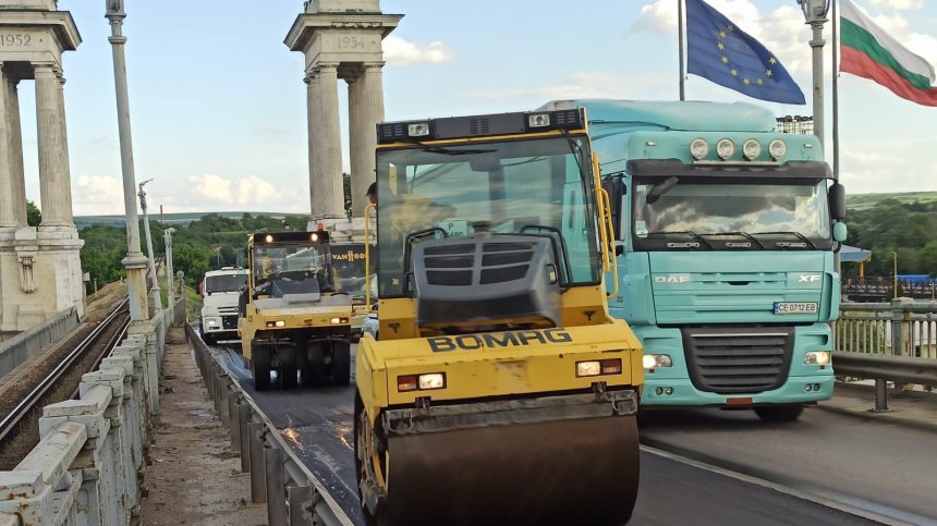 Аварийни ремонти на Дунав мост при Русе, движението е само в една лента