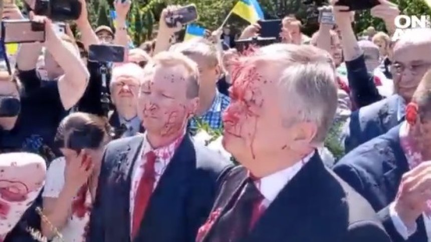 Украинци заляха с червена боя посланика на Русия във Варшава (+ВИДЕО)