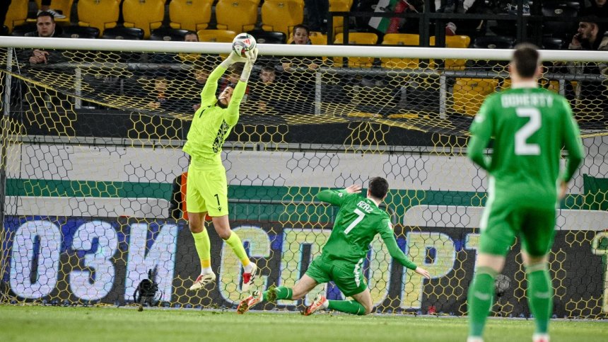 Вратарят на националите Димитър Митов аут за месец след тежка контузия