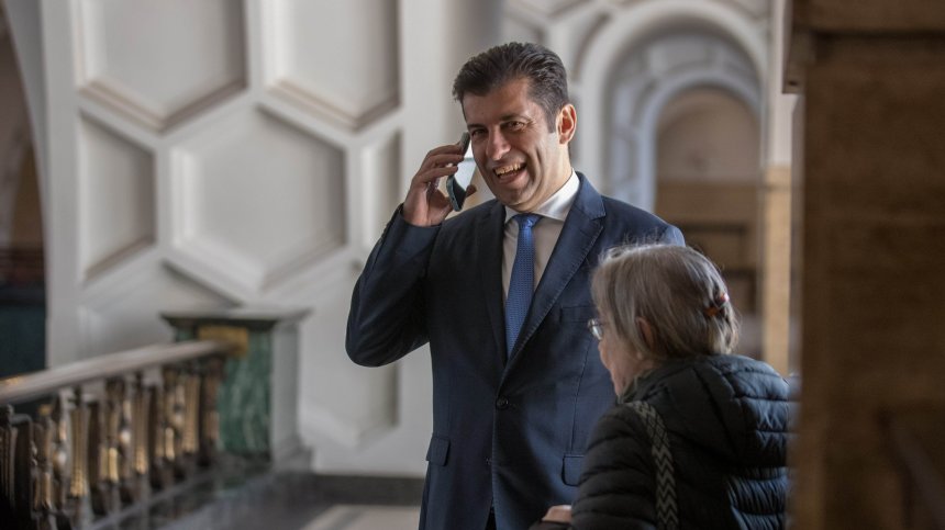 С усмивка Кирил Петков влезе в съдебната зала като подсъдим (СНИМКИ)