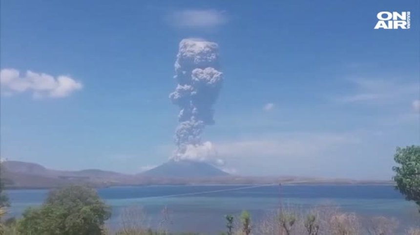 Хиляди евакуирани и затворено летище след изригването в Индонезия