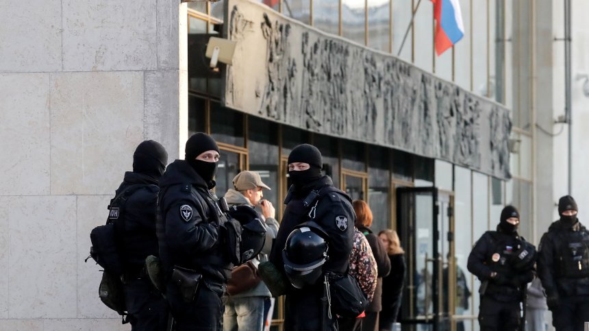 Мъж намушка четирима души в хипермаркет в Санкт Петербург