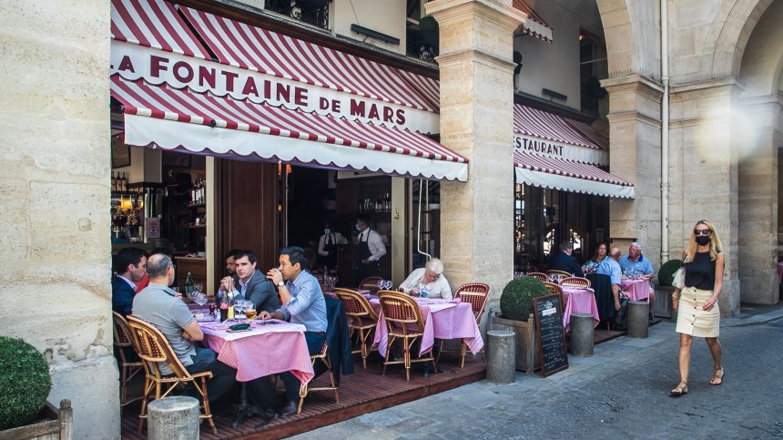 На Франция ѝ писна, премахва полицейския час и маските на открито