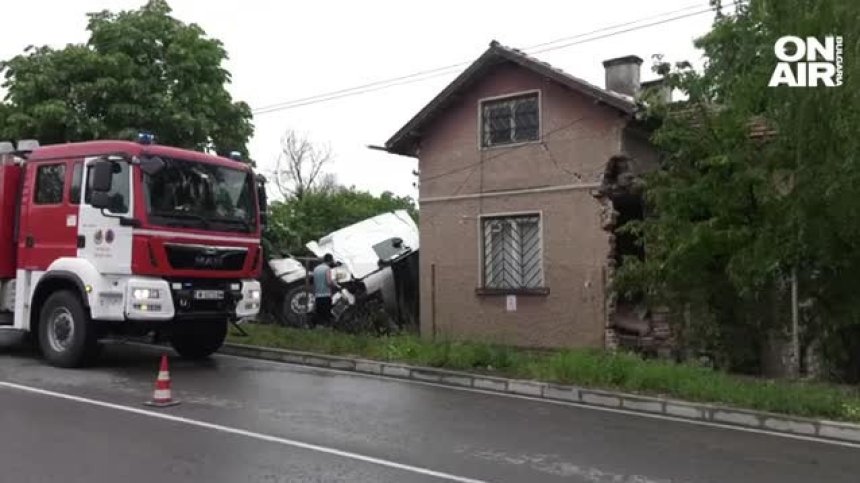 Собственикът на разрушената от ТИР къща: Имаше знак за 40 км, но някой го задигна