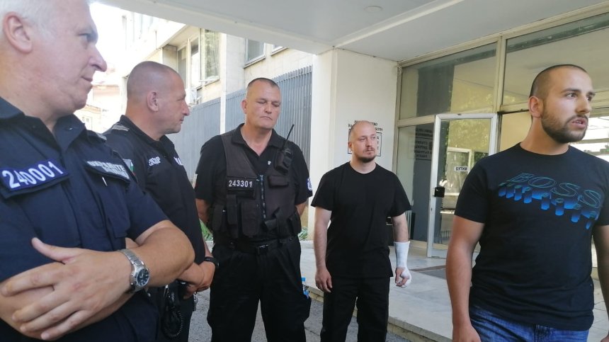 Полицаите от първо лице: Ситуацията се промени, когато на протеста се появиха групи