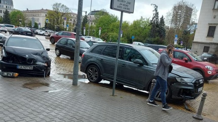 "Такъв приятел всекиму": Шофьор катастрофира и избяга, прати друг да каже, че е карал