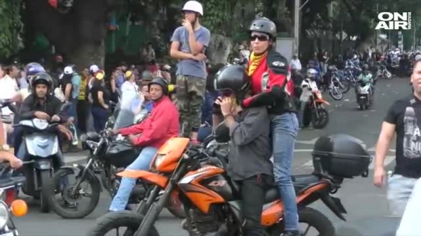 Най-малко 71 души пострадаха при сблъсъци с полицията във Венецуела