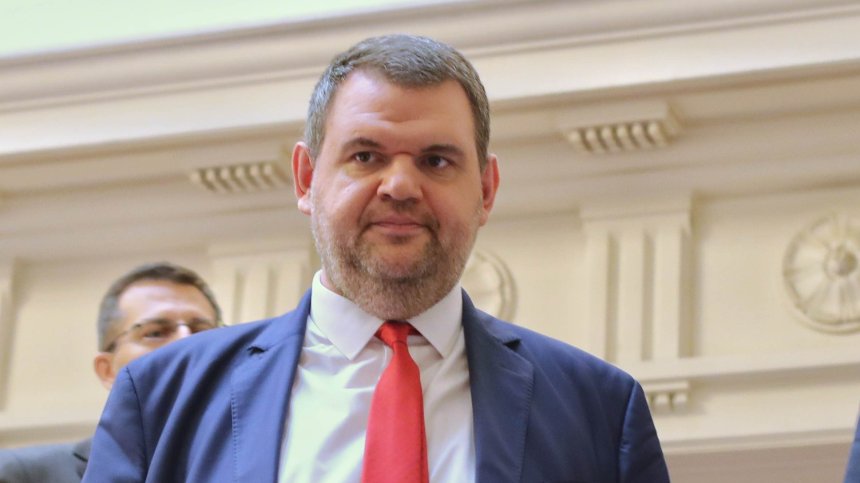 Делян Пеевски вече е едноличен ръководител на ПГ на ДПС