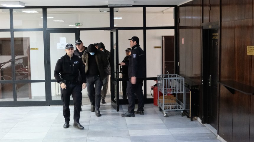 Официално: Задържаните за подкуп полицаи от Благоевград остават в ареста