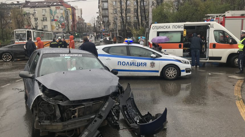 Тежка катастрофа блокира центъра на София, има ранени