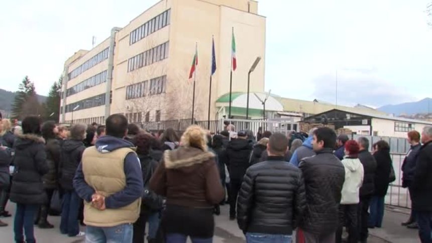 Шивачките от Дупница продължават да стоят без заплати