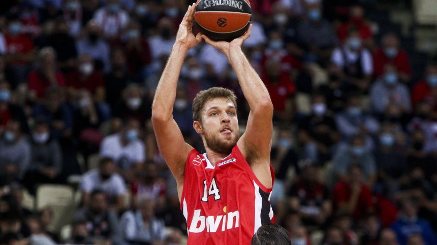 Везенков блести при разгромна победа на "Олимпиакос"