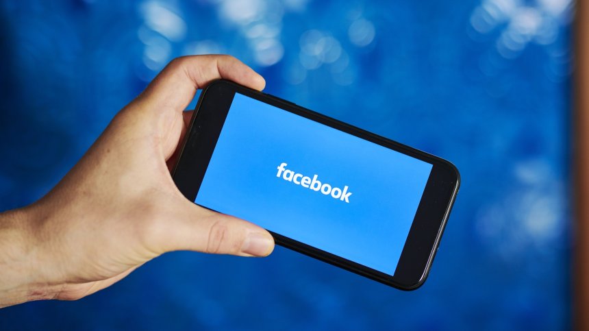 Facebook вече следи местоположението на абонатите си