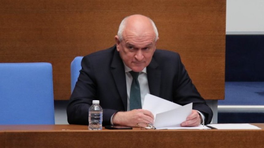 Главчев: Рокадите се правят според Конституцията, отговорността я нося аз