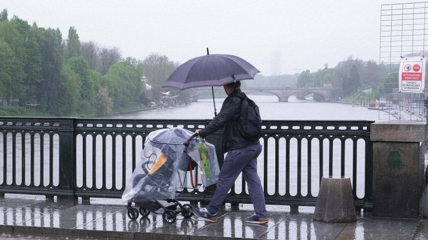 Силни бури в Италия: Щети, наводнени пътища и прекъснат ток