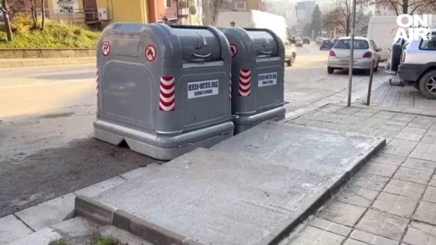 Нови контейнери за смет в Търново изнервиха шофьори - пречат им на пътното платно