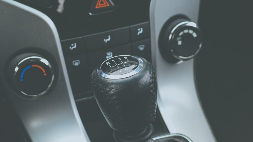 Автомобилите с ръчни скорости изчезват до 2030 г.?