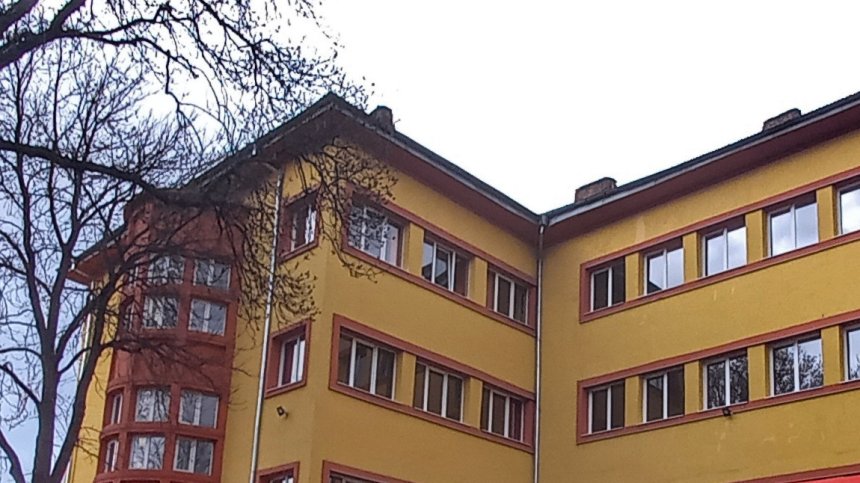 Зам.-директор на училище пострада в опит да разтърве биещи се ученици