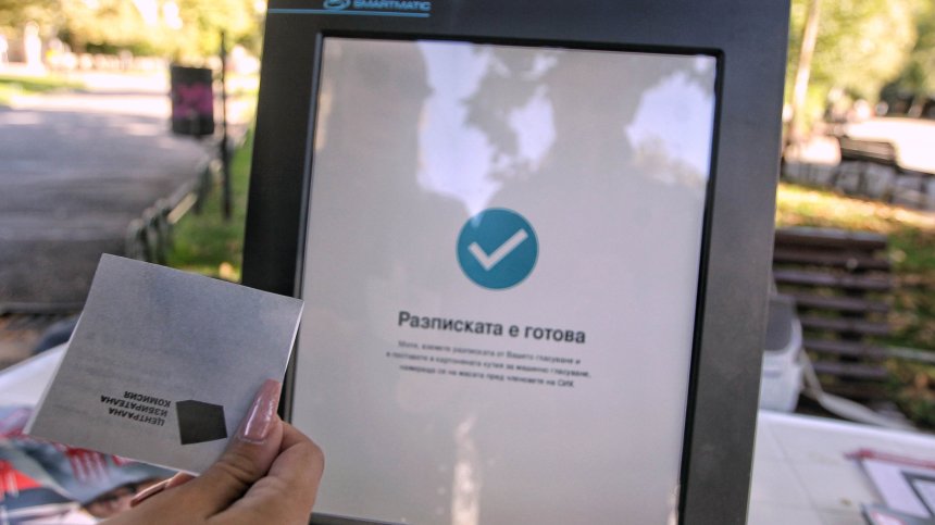 Тестват машините за изборите, параванът предизвика полемика