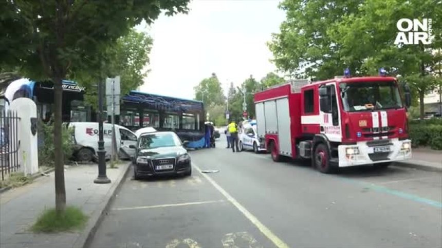 Автобус се вряза в оградата на ИАРА в Бургас, има пострадал