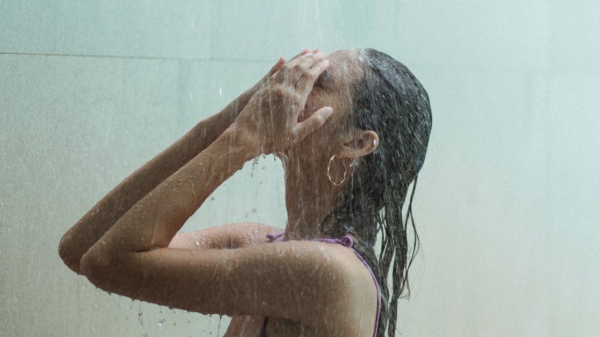 Признаците, които издават, че прекалявате с миенето на косата