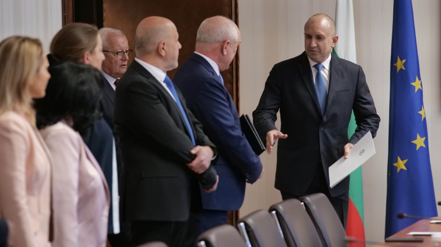 Димитър Главчев връчи състава на служебното правителство на президента Радев