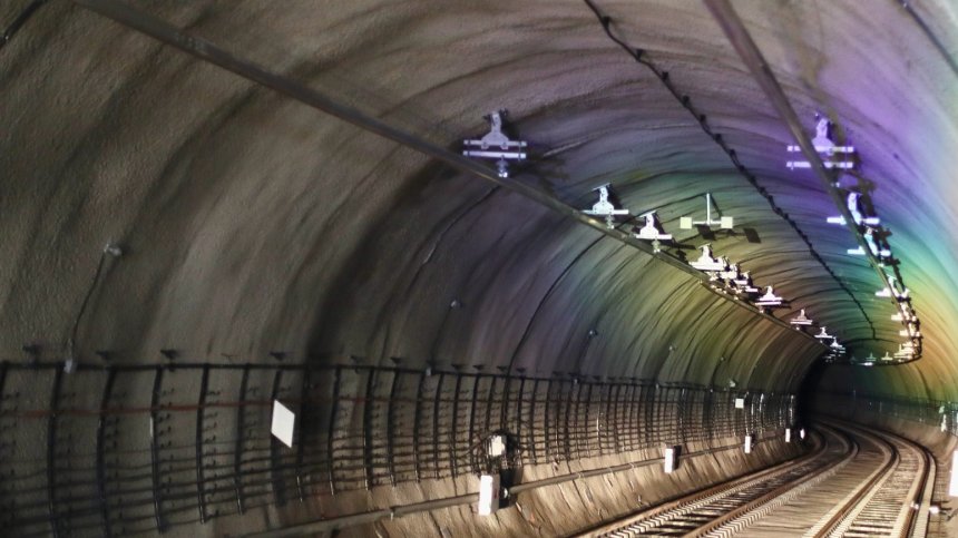Мъж скочи на релсите на метрото в София