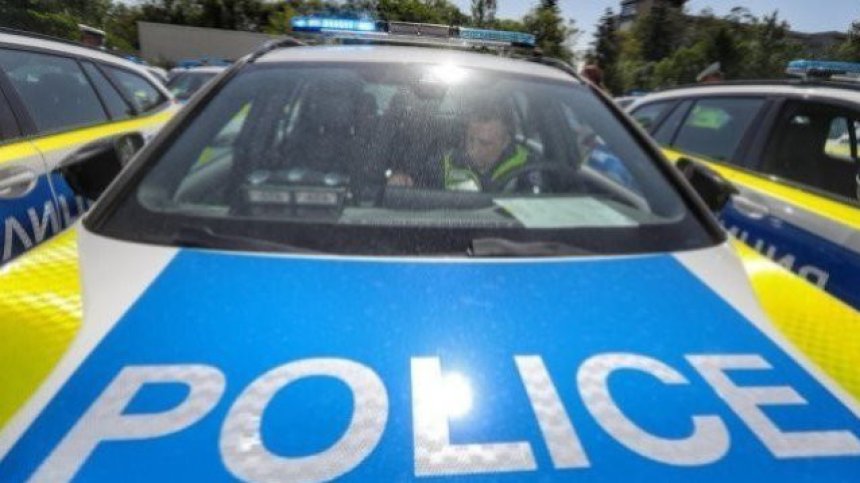 Камък падна върху движеща се кола в София, младеж е пострадал