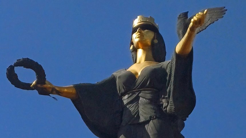 Неизвестен мъж сложи превръзка на очите на статуята на Света София