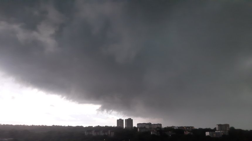 Проливен дъжд наводни Плевен, има закъсали коли (+ВИДЕО)
