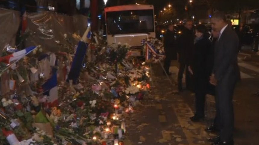 Обама поднесе цветя пред зала Батаклан в Париж