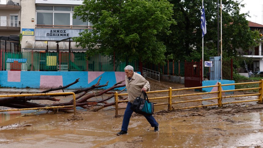 Циклонът в Гърция продължава да наводнява пътища