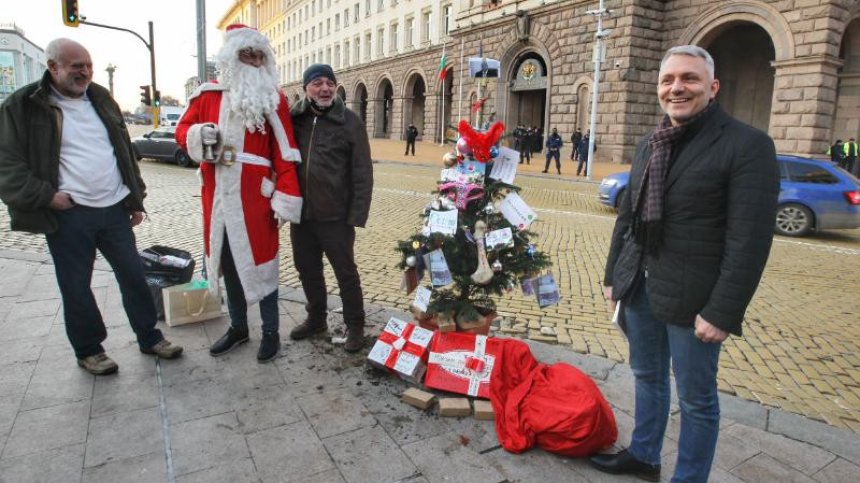 156-и ден на недоволство: Дядо Коледа пожела оставка на управляващите
