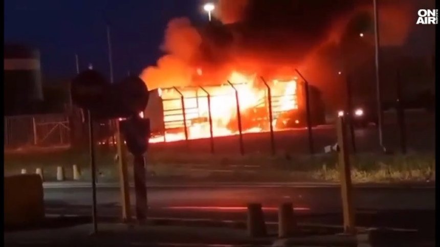 Голям пожар избухна на пристанището в Солун (+ВИДЕО)