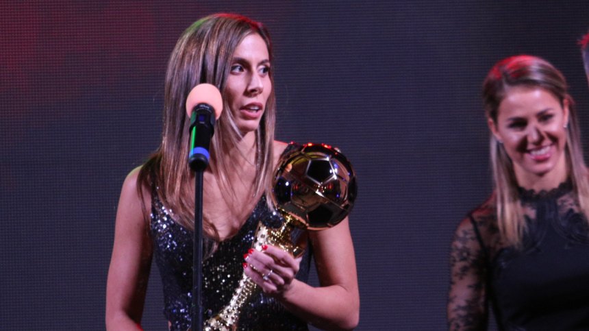 И най-добрата ни футболистка жонглира с тоалетна хартия (+ВИДЕО)