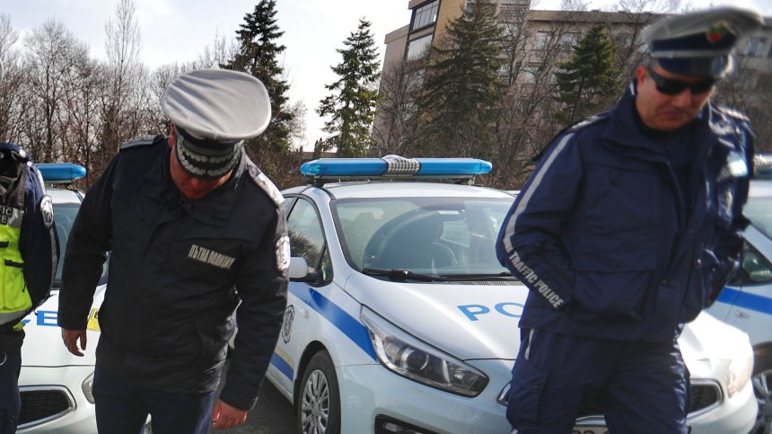 Румънец неуспешно хвърли €50 в багажника на наш полицай