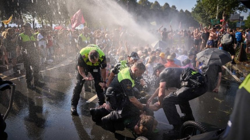 Задържаха близо 2000 екоактивисти на протест в Нидерландия