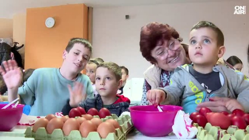 Деца от "Челопечене" боядисаха 2025 яйца за Великден