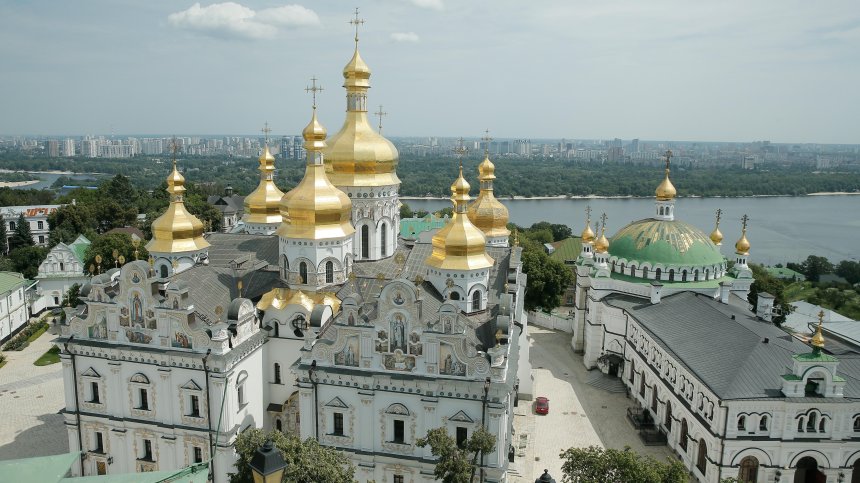 Руски ракети и дронове повредиха манастир в Киев, свързан от векове с България