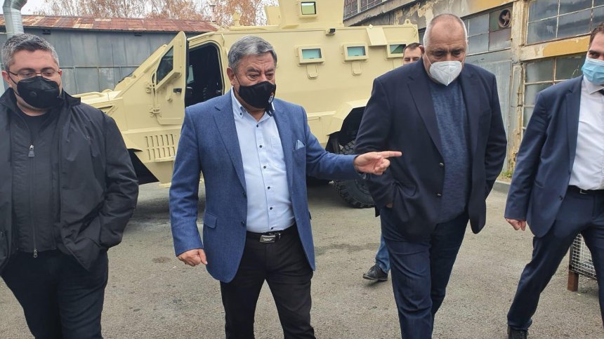 Премиерът на инспекция в завода в Самоков: Пандемията ни съсипа