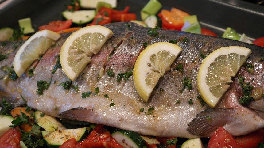 В навечерието на Благовещение: Идея за вкусна пъстърва на фурна с подправки и чесън