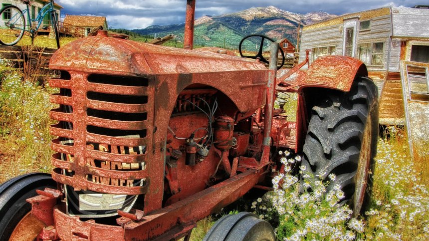 Разследват смъртта на млад мъж, затиснат от трактор край Якоруда