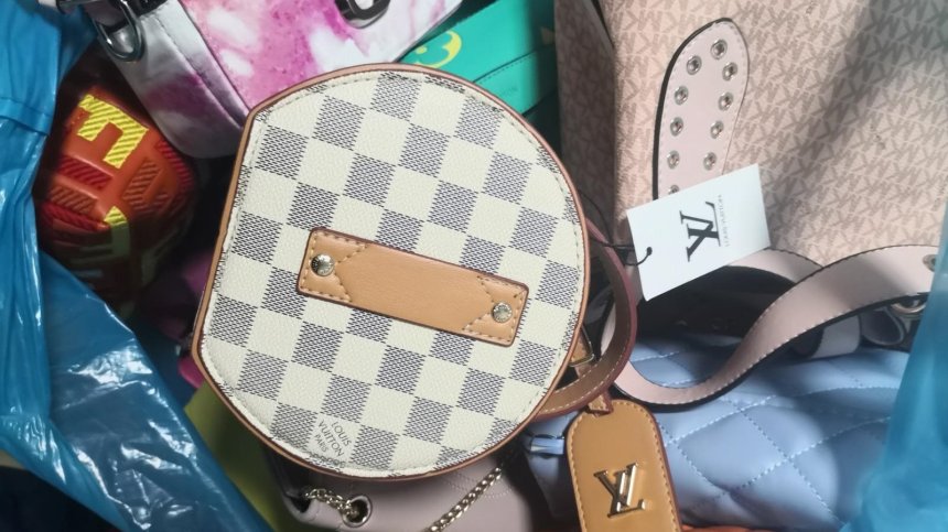 ГДБОП удари шуменски магазини – продавали фалшиви маркови дрехи и аксесоари