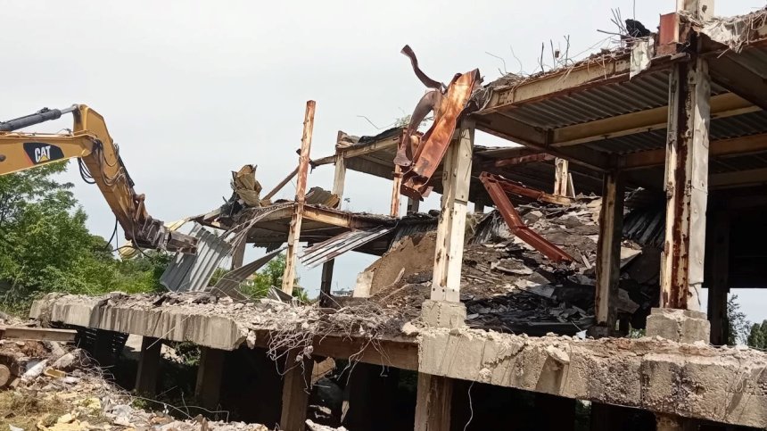 Продължава разчистването на терена за Национална детска болница