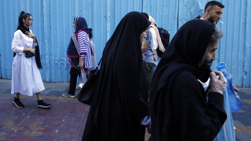 Сериозни глоби и затвор за жените в Иран, които не носят хиджаб