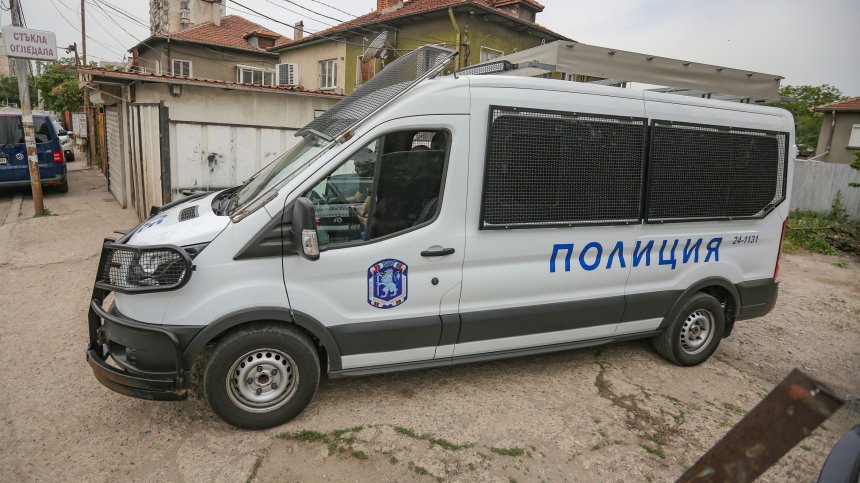 Пенсионер е открит мъртъв в двора на дома си в Микрево, арестуваха двама младежи