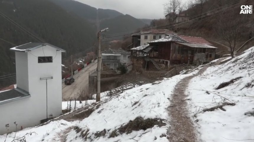 Увиват хора в одеяла и ги носят на ръце, където линейките не могат да стигнат