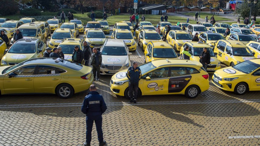 Таксиметровите шофьори временно спират протестите